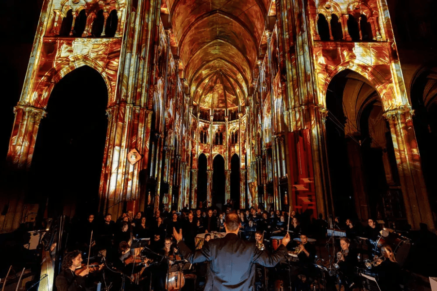 **Chaque vendredi et samedi, les chanteurs les plus talentueux de la région vous invitent à vivre une version musicale inédite du spectacle.** - LUMINISCENCE à la Basilique Saint-Remi à Reims